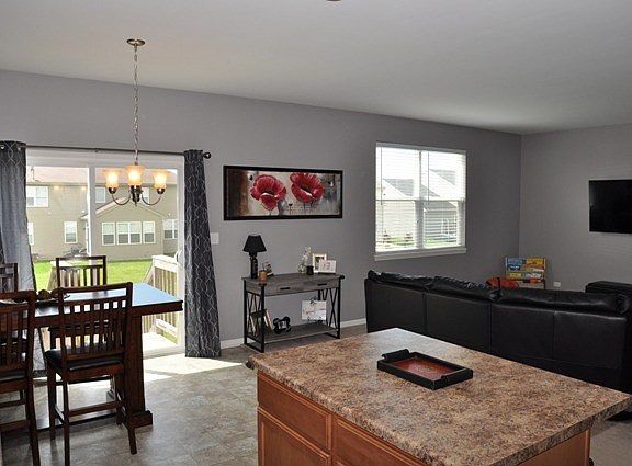 4th image of 802 Singing Hills Dr