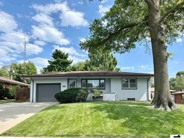 1820 Brookhaven Dr, Lincoln, NE 68506