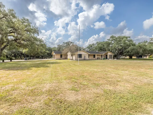 246 Royal Oaks #1, Yorktown, TX 78164