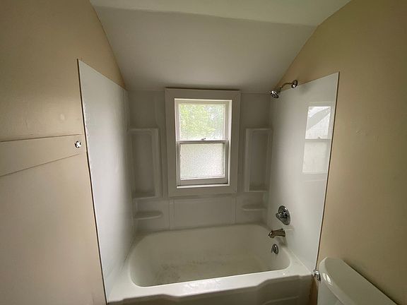 3rd image of 11 Ellen Dr