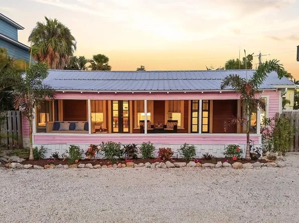 2913 Gulf Dr, Holmes Beach, FL 34217