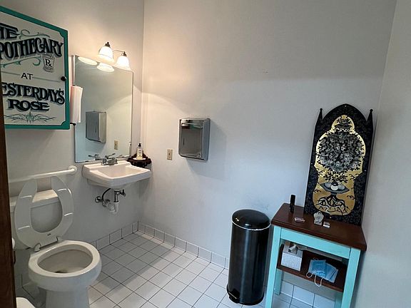 3rd image of 1613 N Van Buren St #C