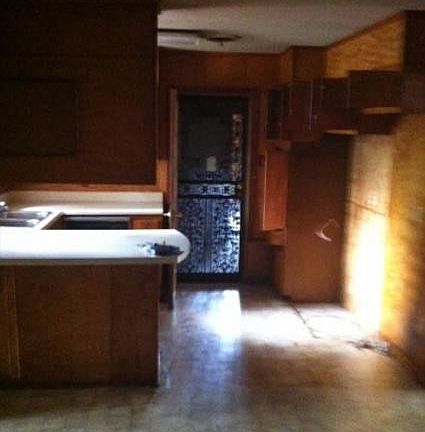 3rd image of 107 W Pecan St