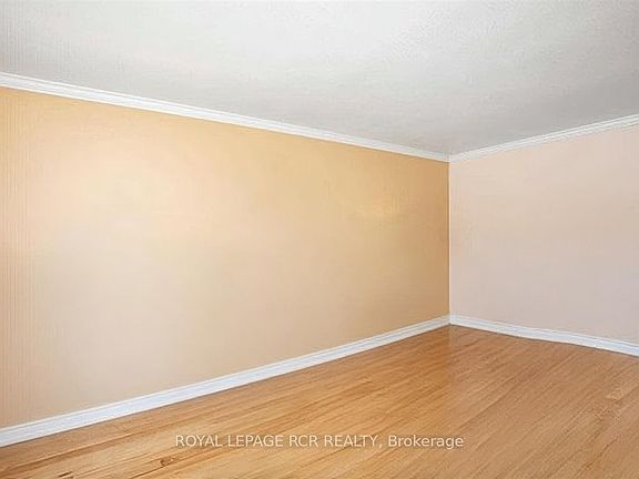 4th image of 254 Simcoe Rd