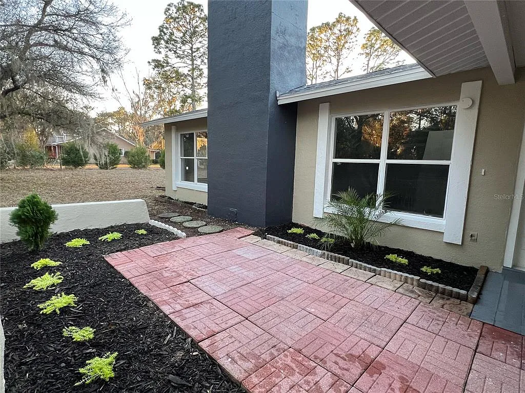 4 bed, 2.0 bath, 2010 sqft, $2,500 — Photo 2