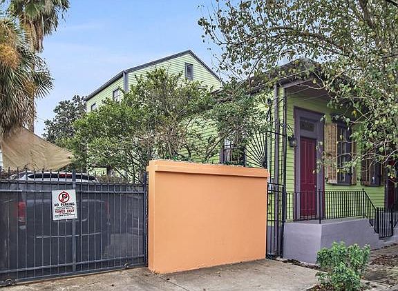 3rd image of 829 Frenchmen St