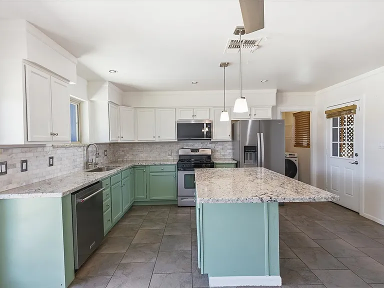 1433 E Windsor Ave — Photo 9
