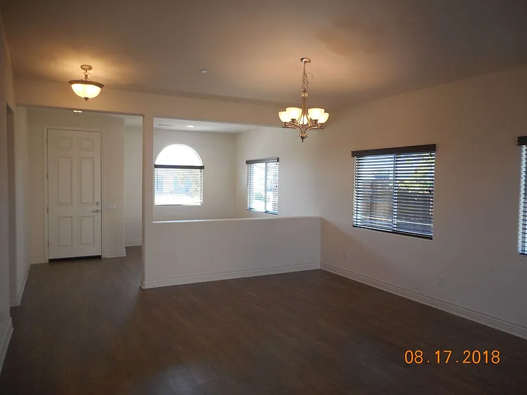 305 Hampton Dr — Photo 2