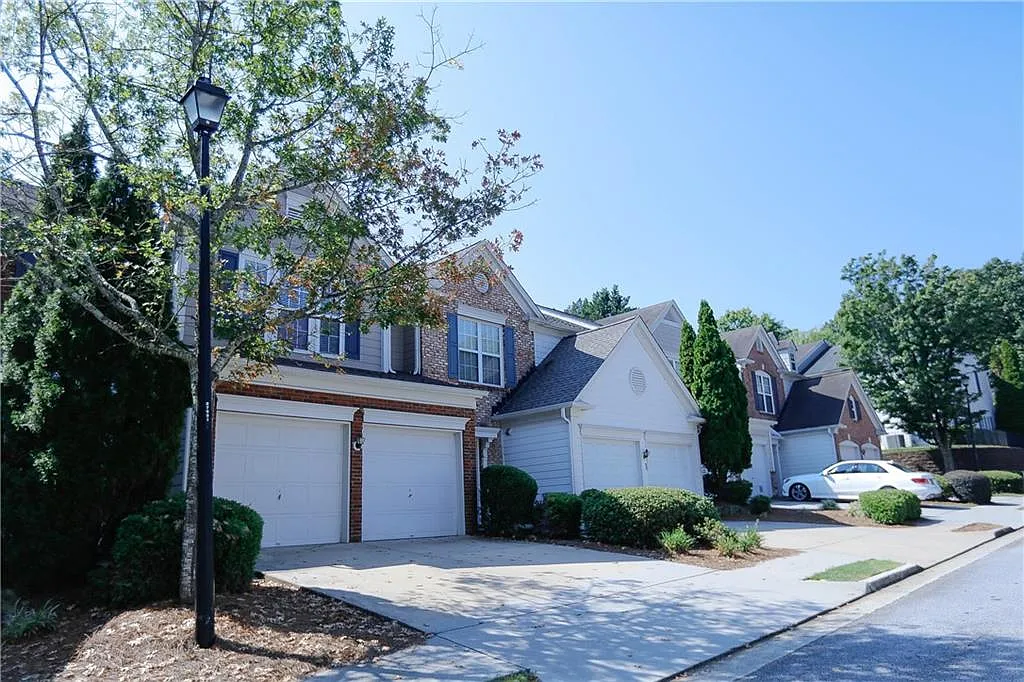 3 bed, 2.5 bath, 1696 sqft, $2,400 — Photo 2