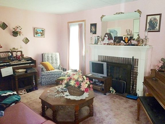 Leaving room w Fire place,De