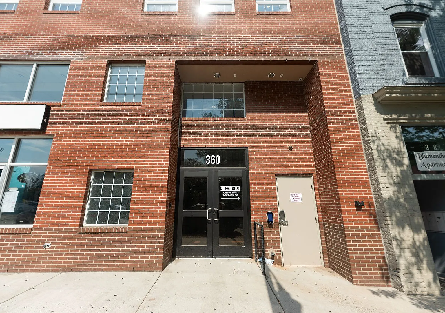 Spacious 2BR Apartment in the Heart of Downtown with Private Garage Parking — Photo 2