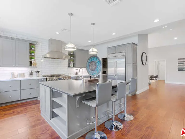 5907 Jumilla Ave — Photo 20