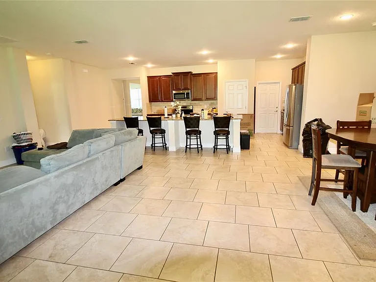 1073 Cavan Dr — Photo 4