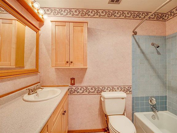 5th image of 605 Meadow Ln