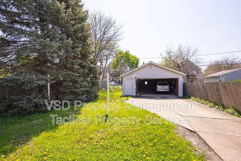 3 bed, 1.0 bath, 1176 sqft, $1,295 — Photo 3