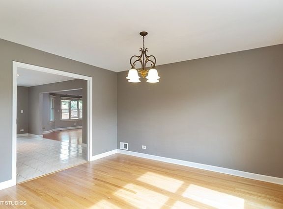 4th image of 135 Elizabeth Ct