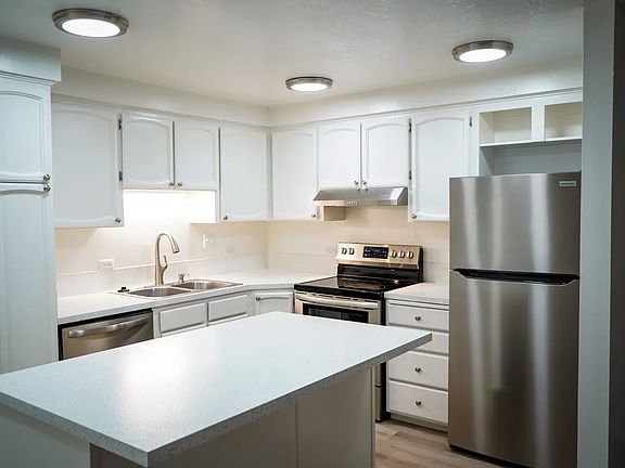 2nd image of 4800 W Clark St #6e1e212bb