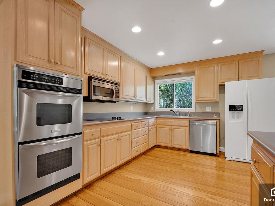 1st image of 117 Golden Hill Pl