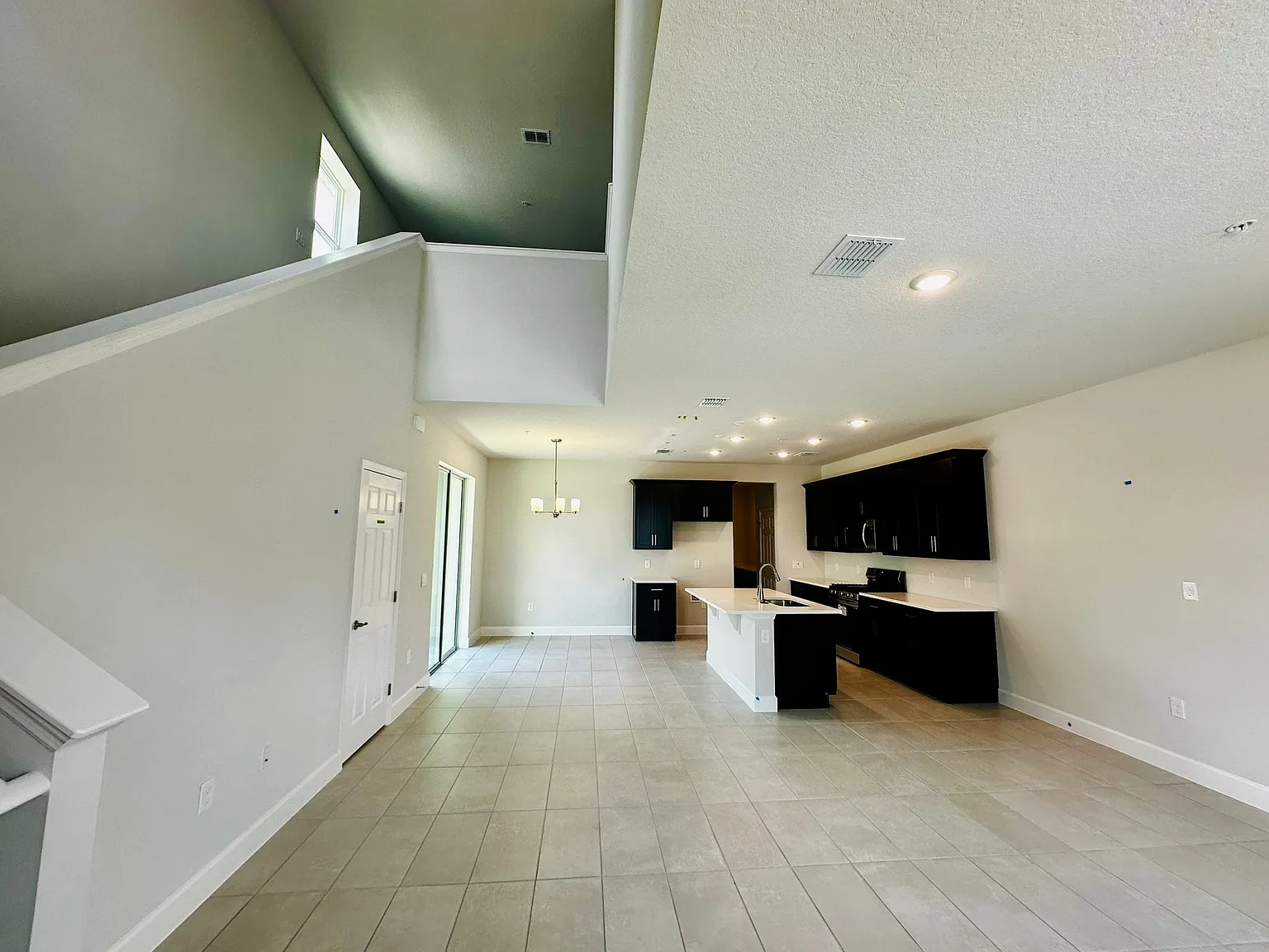 4 bed, 2500 sqft, $2,750 — Photo 3