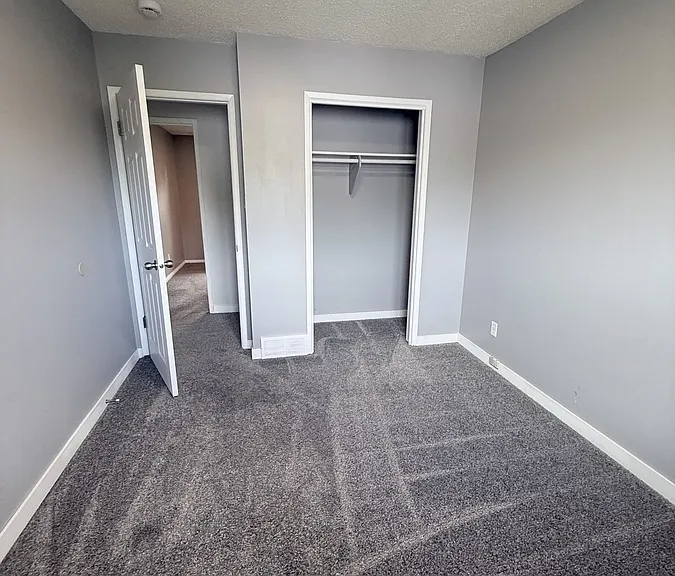 242 Carleton Dr — Photo 2