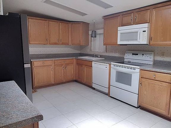 3rd image of 412 Kingslake Dr