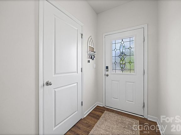 3rd image of 542 King Clover Ln