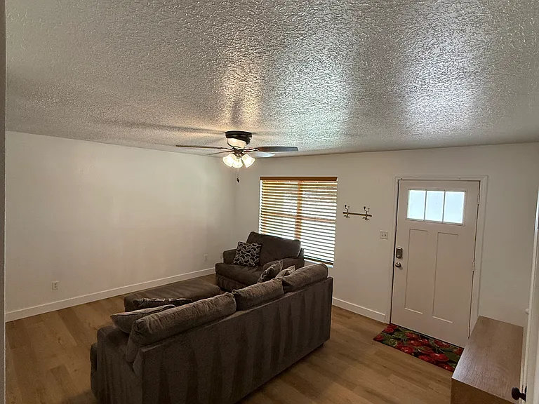 1407 El Camino Real St — Photo 4