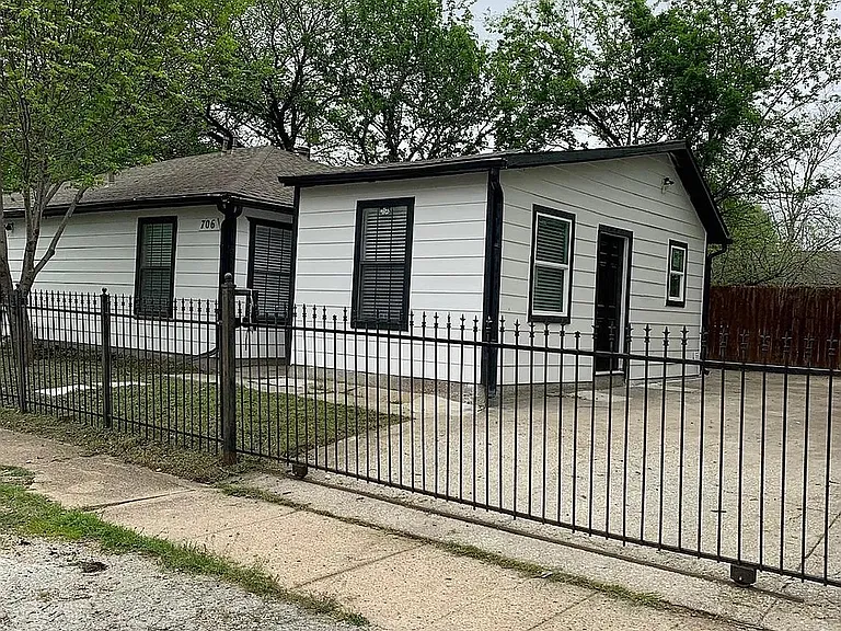 706 S Henderson Ave — Photo 1