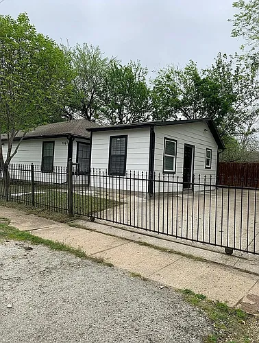 706 S Henderson Ave Photo 1