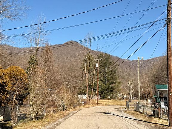 4th image of 17 Ages Creek Rd