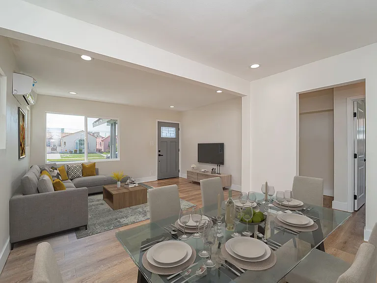 7418 S Hobart Blvd — Photo 3