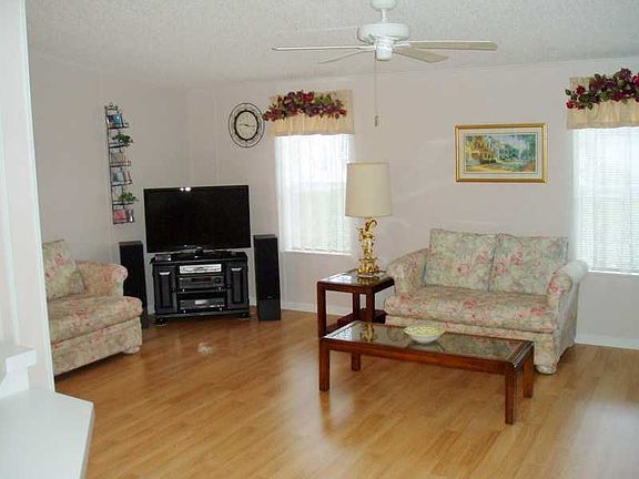 4th image of 918 Hawthorn Cir