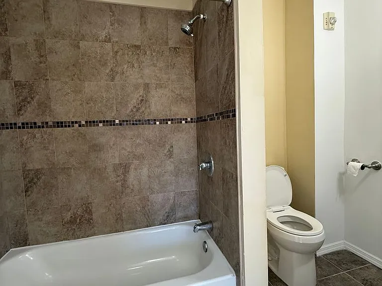 384 Glenwood Ave — Photo 2