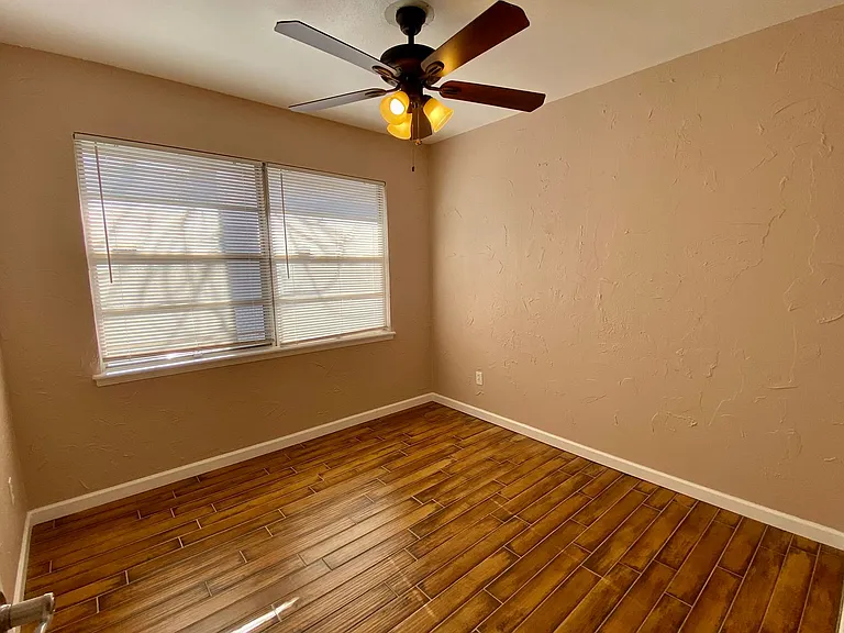 1411 Hampton Dr — Photo 21