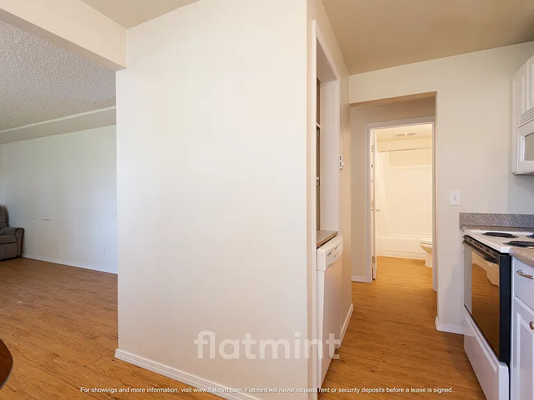 11901-11903 Ainsworth Ave S #11901 — Photo 6