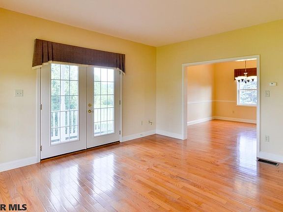 3rd image of 1155 N Foxpointe Dr