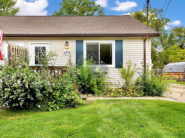 404 Russell St — Photo 3