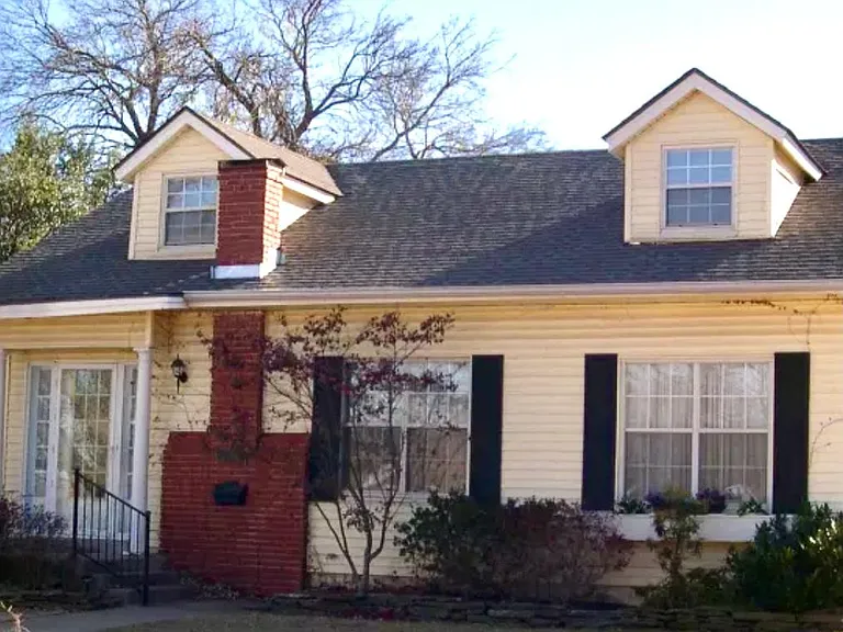 Wonderful curb appeal in Edmond's Historic District, just a short walk to the 501 District and UCO campus.