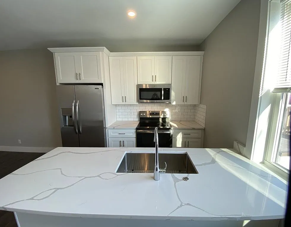2 bed, 1100 sqft, $3,200 — Photo 2