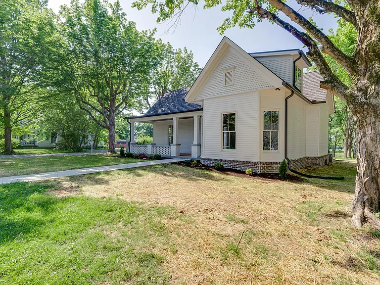 223 Walnut Ln — Photo 2