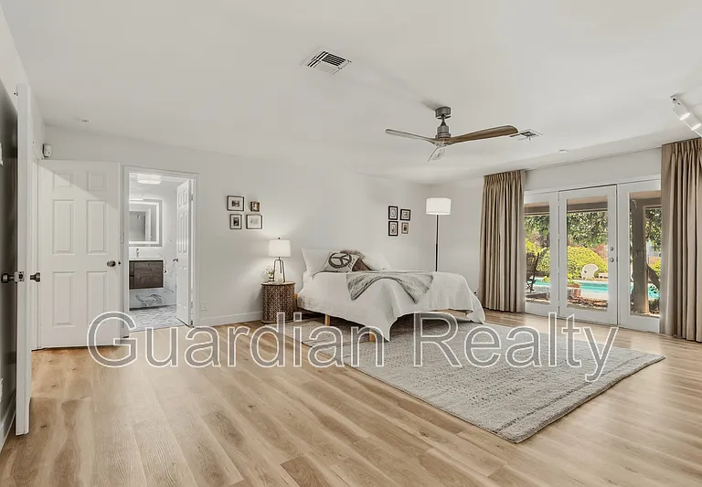 3007 La Mesa Dr — Photo 2