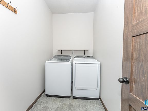 3rd image of 6215 S Vineyard Ave
