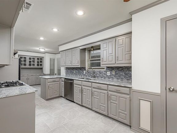 4th image of 3028 Laguna Dr