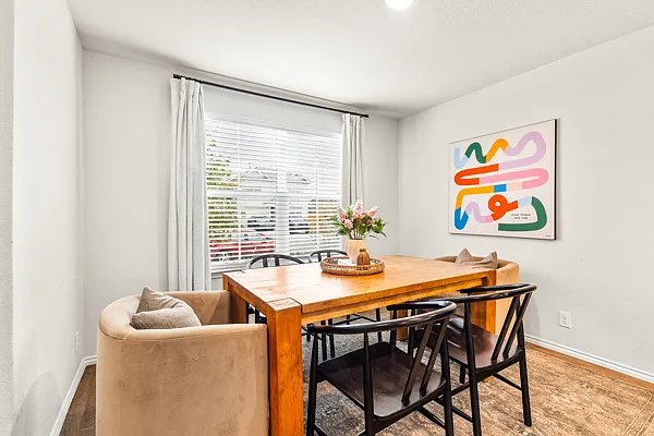 5 bed, 2010 sqft, $2,200 — Photo 3