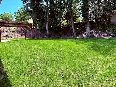 231 Oak Dr — Photo 2
