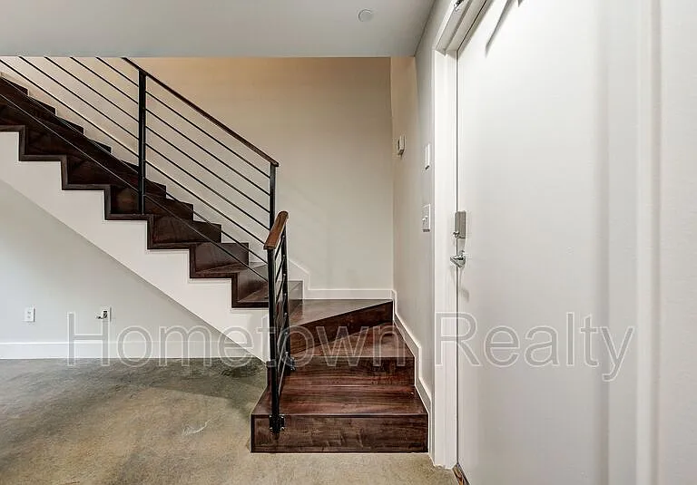 301 NE 4th St #2 — Photo 8