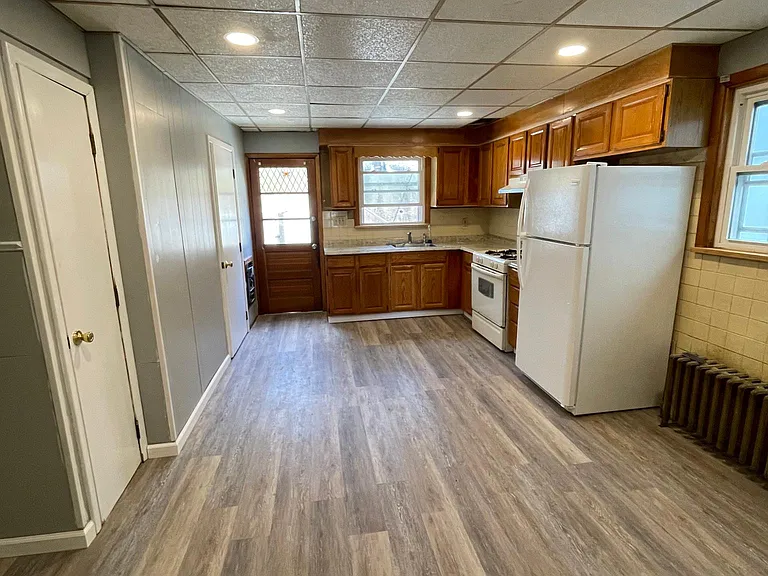 649 Atlantic St — Photo 2
