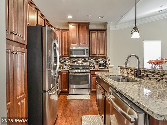 SS appliances and upgraded cabinets