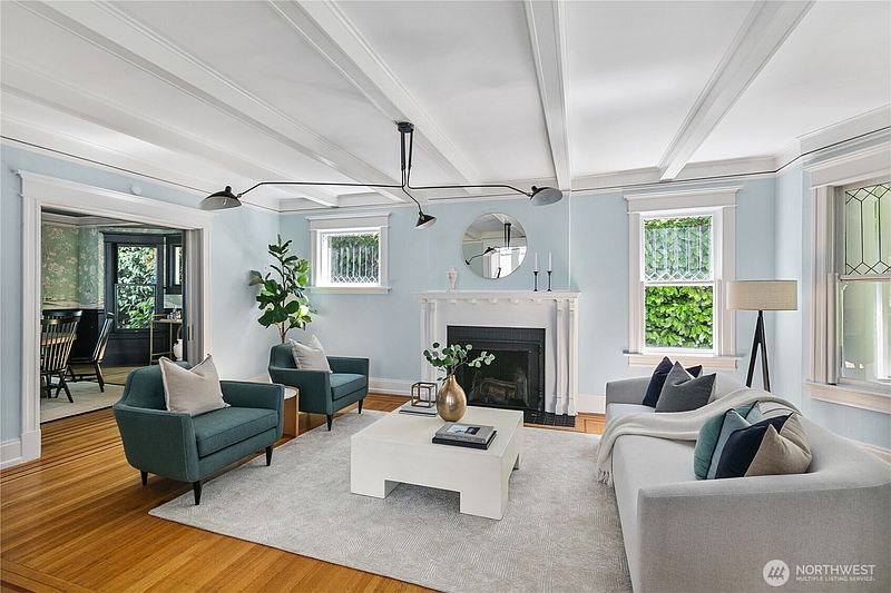 4th image of 918 18th Avenue E
