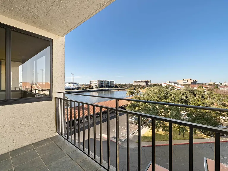 402 Port Royal Way — Photo 17